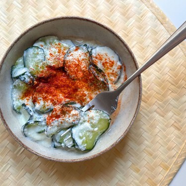Ensalada húngara de pepino: receta fácil para una guarnición fresca y crujiente