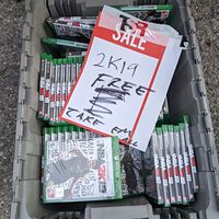 Fue a un mercadillo a regalar una caja de más 30 juegos sin abrir con el mensaje "lleváoslos de una vez, pero dejadme la caja". Aún así le costó quitárselos de encima