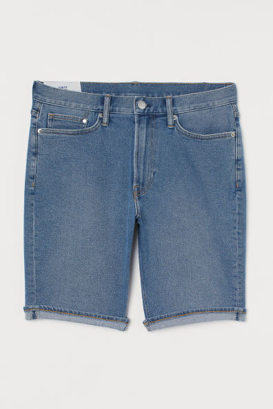 Vaquero corto de cinco bolsillos en denim elástico lavado. Modelo con cintura estándar, cierre de cremallera con botón y perneras ajustadas con bajo vuelto cosido que terminan justo por encima de la rodilla.