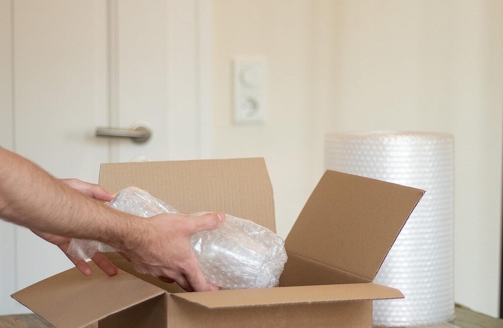 No tires el plástico de burbujas: es un gran aislante de ventanas para ahorrar en calefacción. Así funciona el "truco finlandés"