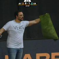 "Queremos el césped verde". DjMaRiiO contrata a un espontáneo para que cambien el césped del Cupra Arena 