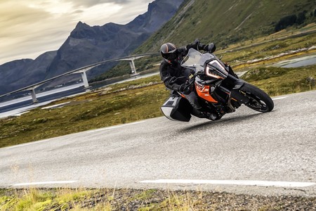 Ktm 1290 Super Adventure S Action 01