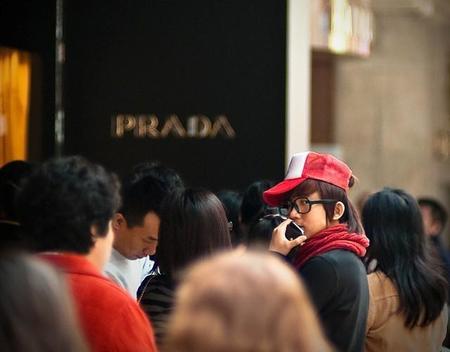 Aumentar las ventas, el objetivo de Prada siguiendo la estrategia de Apple