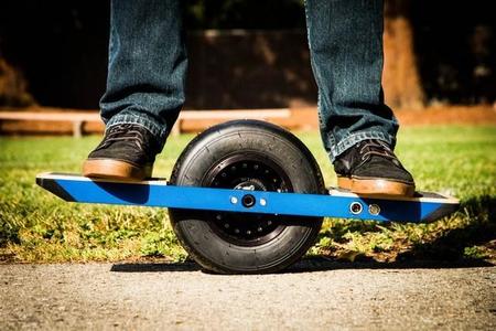 Onewheel, un monopatín eléctrico, con una única gran rueda, auto-estabilizado