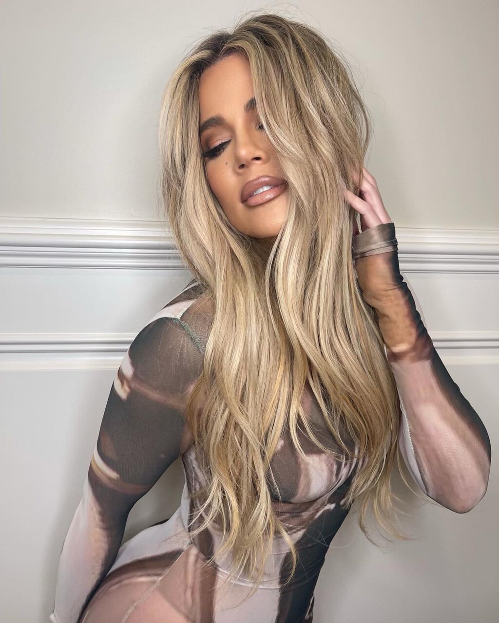 Khloé Kardashian luce el pelo rizado ochentero que se consigue a golpe de permanente y no podría estar más guapa 