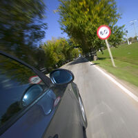 La DGT recuerda dónde está prohibido adelantar (aparte de donde hay línea continua, claro)