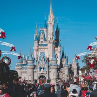 Así son los adultos que van a parques Disney sin niños: la empresa lo sabe y ya está cambiando para sacarles la pasta 