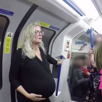 Solo seis de cada diez viajeros ceden el asiento a una embarazada: no te hagas el distraído