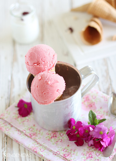 Receta de helado de yogur y fresa ¿Apetece algo fresquito?