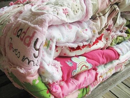 Una buena idea: una colcha hecha con ropa del bebé