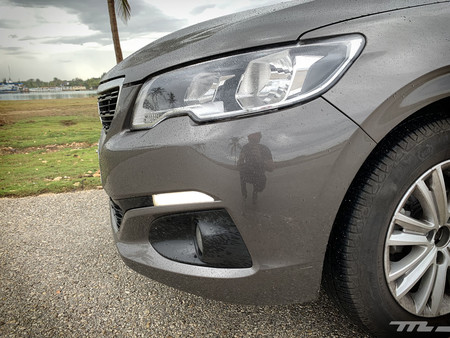 Peugeot 301 Prueba luces diurnas LED