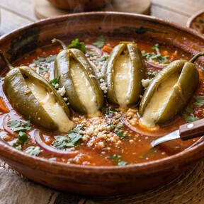Cómo hacer unos chiles jalapeños rellenos de queso con una sola lata de chiles en escabeche: van sin capear y en caldillo de jitomate 