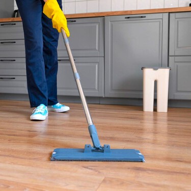 El truco súper fácil para evitar que se acumule el polvo en los suelos y muebles de madera y limpiar menos