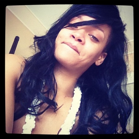 Rihanna contrataca: ¿Chris besa a su chica? ¡Yo twiteo que "he echado un kiki"!