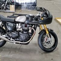 Desnudando una de las 750 Triumph Thruxton TFC: un unboxing de 22.500 euros