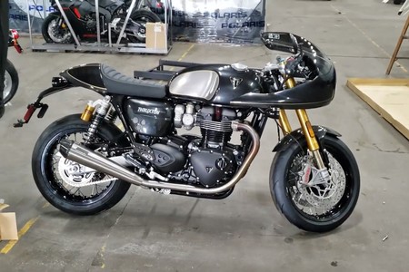 Desnudando una de las 750 Triumph Thruxton TFC: un unboxing de 22.500 euros