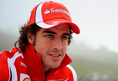 Oy, oy... que Alonso igual corre (y vuela) más rápido que su Ferrari