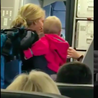 Subía al avión con sus bebés cuando fue agredida con un cochecito por un empleado de American Airlines