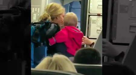 Subía al avión con sus bebés cuando fue agredida con un cochecito por un empleado de American Airlines