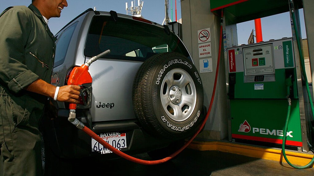 Todo México queda exento de pagar el impuesto especial de la gasolina por una semana: así los subsidios para amortiguar el alza de precios 