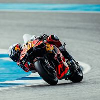 Pedro Acosta bate a Marc Márquez tras una polémica sanción en Tailandia y Marco Bezzecchi la pifia a la primera 