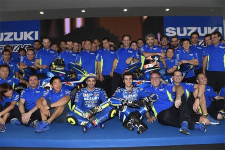 Andrea Iannone y Álex Rins muestran al mundo las nuevas Suzuki de MotoGP