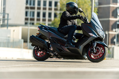 Un Suzuki Burgman 400 más atrevido y menos burgués ya está a la venta, ¡y con 800 euros de descuento!