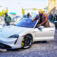 Dwayne Johnson "La Roca" demuestra que medir 1.96 m no es fácil: no cupo en un Porsche Taycan