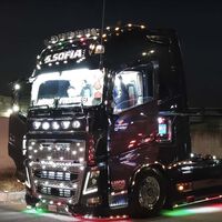 Poner bombillas LED en tu coche es una pesadilla legal, pero qué pasa con los camiones que llevan tantas luces que parecen una discoteca