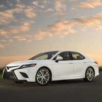 Ni Android Auto ni Apple CarPlay, Toyota equipará Alexa de Amazon en sus autos