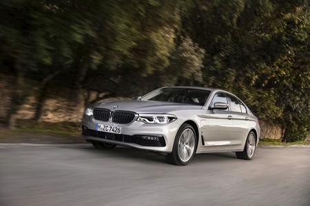BMW 530e iPerformance desde 60.500 euros: la limusina de 252 CV que se salta las restricciones de tráfico