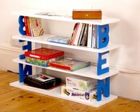 Estanterías personalizadas con el nombre de los niños