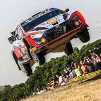 Ott Tänak vuelve a ganar un rally un año y medio después mientras que Dani Sordo regresa al podio en Cerdeña