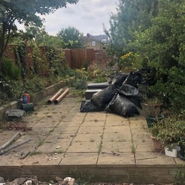 Los propietarios de este patio querían acabar con el hormigón y transformarlo en un espacio verde: "Queríamos un lugar para tomar un café por la mañana o un vino por la tarde"