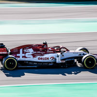 Kimi Raikkonen pone a Alfa Romeo a la cabeza de los test de Fórmula 1 en un día marcado por el volante de Mercedes