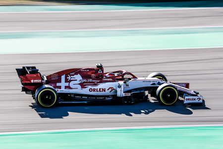 Kimi Raikkonen pone a Alfa Romeo a la cabeza de los test de Fórmula 1 en un día marcado por el volante de Mercedes