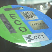 Cuatro maneras de que tu viejo coche de gasolina o diésel pueda entrar en las ZBE