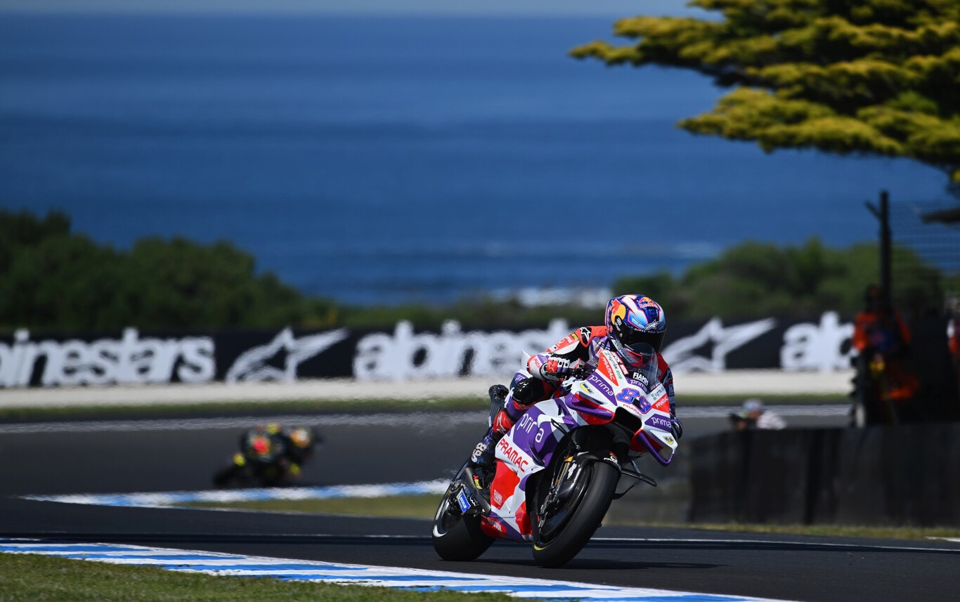 Jorge Martín destroza el récord de Phillip Island para ganarle a Pecco Bagnaia el duelo por la pole