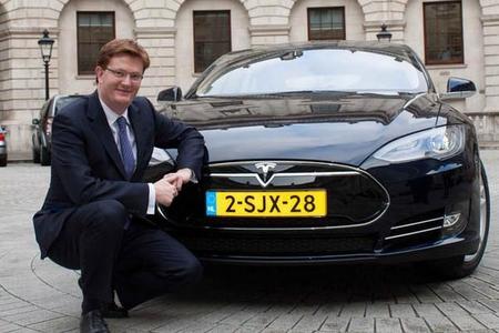 Los ministros británicos podrían cambiar sus limusinas por vehículos eléctricos 