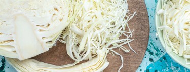 Esta es la mejor forma de preparar de una vez un repollo, col o berza para usar en la cocina toda la semana 