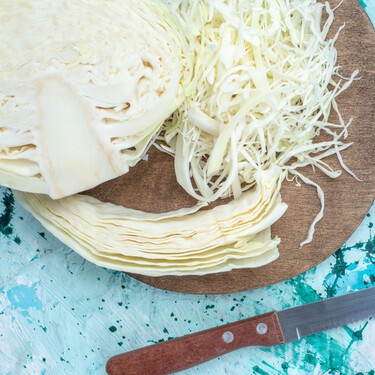 Esta es la mejor forma de preparar de una vez un repollo, col o berza para usar en la cocina toda la semana 