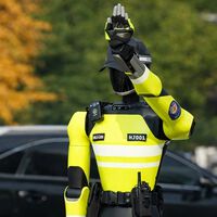 En China ya no se llevan los policías de tráfico de carne y hueso: ahora son los robots los que regulan el tráfico en las grandes ciudades