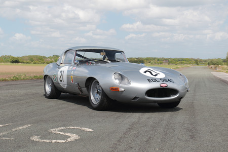 ¡Espectacular! El primer Jaguar E-Type pilotado por Stirling Moss saldrá a subasta por más de 120.000 euros