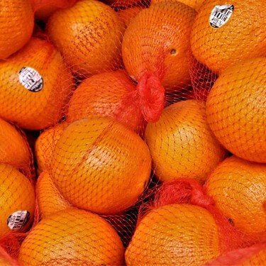 La malla de las naranjas que ibas a tirar puede convertirse en el truco floral más bonito (y profesional) de casa 