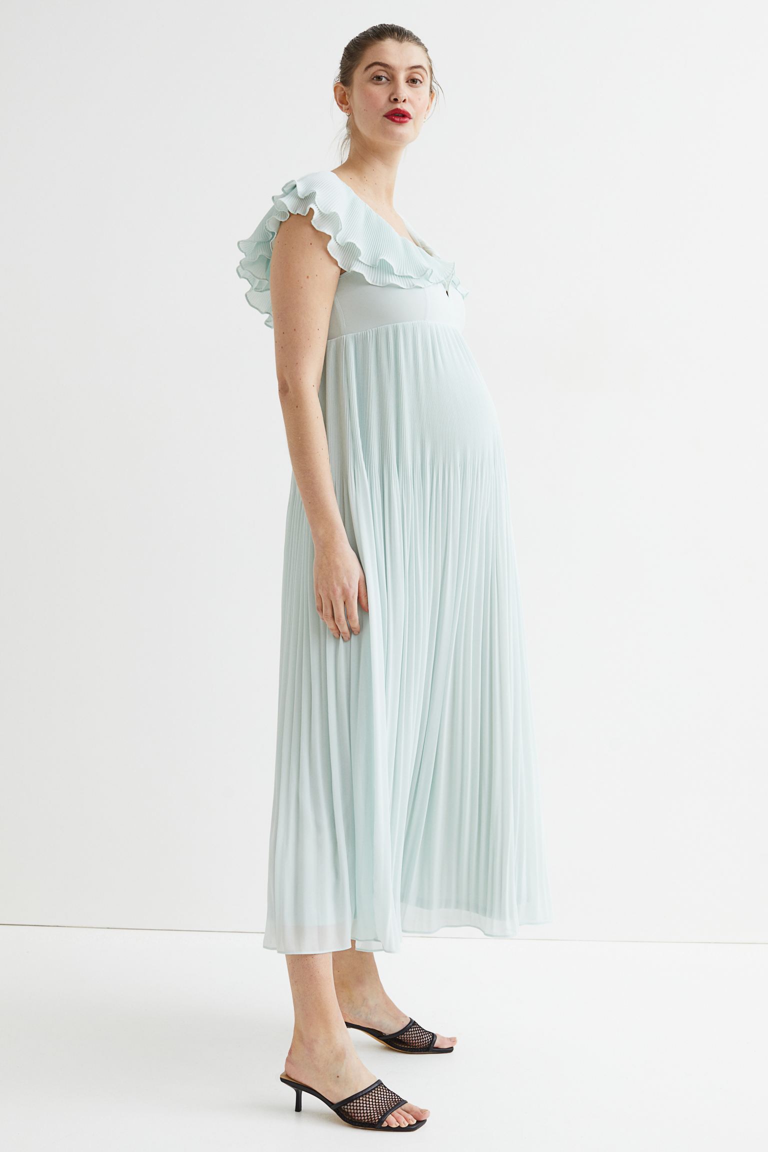 Vestido midi en gasa plisada con escote corazón y volante doble delante que continúa por hombros y espalda.