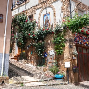 El bonito pueblo español que lo tiene todo: castillo, murallas, casas blasonadas y hasta un enorme cráter. Y está en Burgos