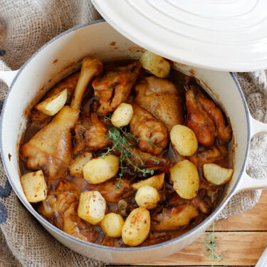 Pitu de caleya con patatinas: receta asturiana de guiso de pollo con patatas