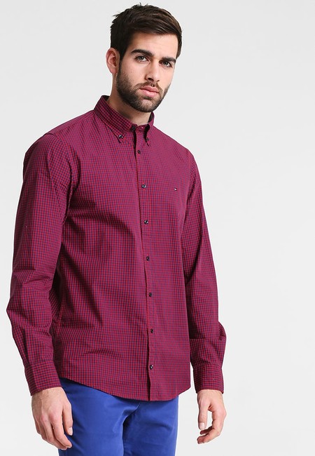 50% de descuento en esta camisa de Tommy Hilfiger en rojo: ahora 39,95 euros en Zalando