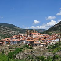 Diminuto, pero cargado de historia: el pueblo de Teruel de origen medieval en plena Sierra de Gúdar con noches refrescantes 