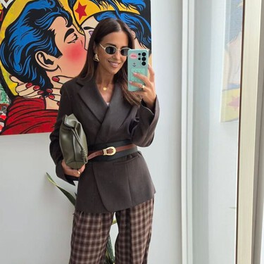 Paula Echevarría dice y Stradivarius confirma que los botines camperos de piel con tacón sensato son la nueva tendencia para la oficina 